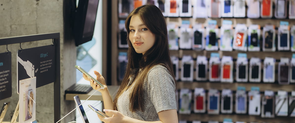 Островок с аксессуарами для телефона